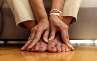 8 causes of foot swelling and solutions